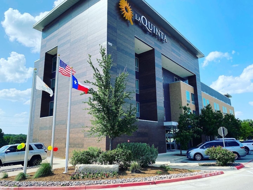 La Quinta Inn & Suites By Wyndham Lakeway 1/44