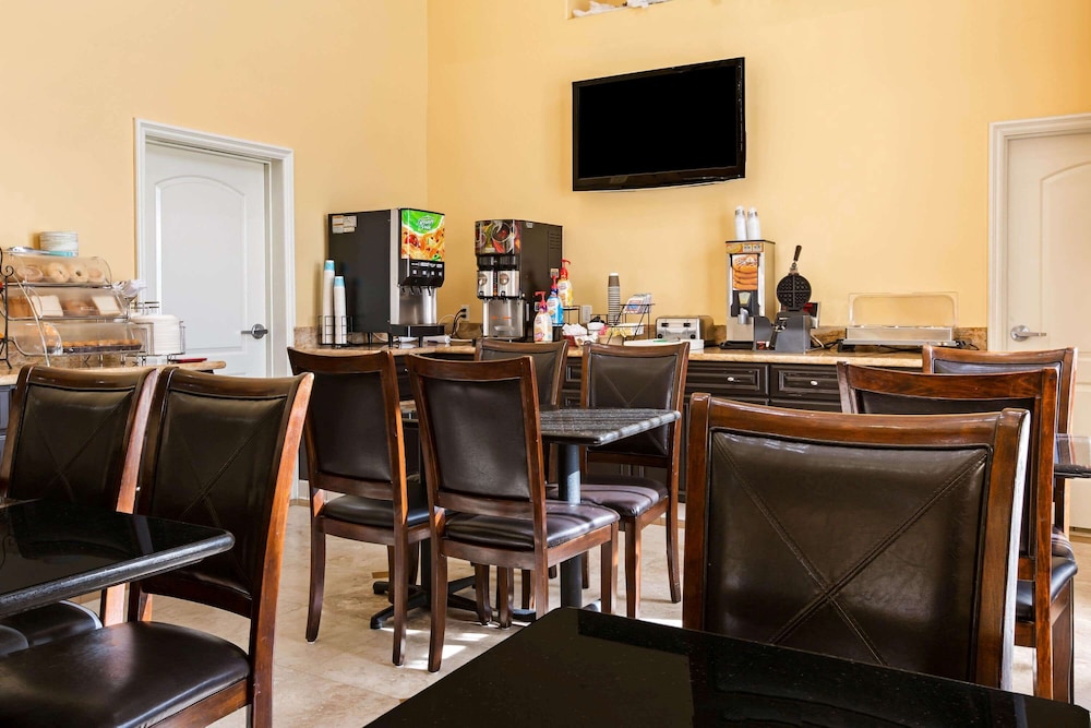 La Quinta Inn Suites Moreno Valley 40/53