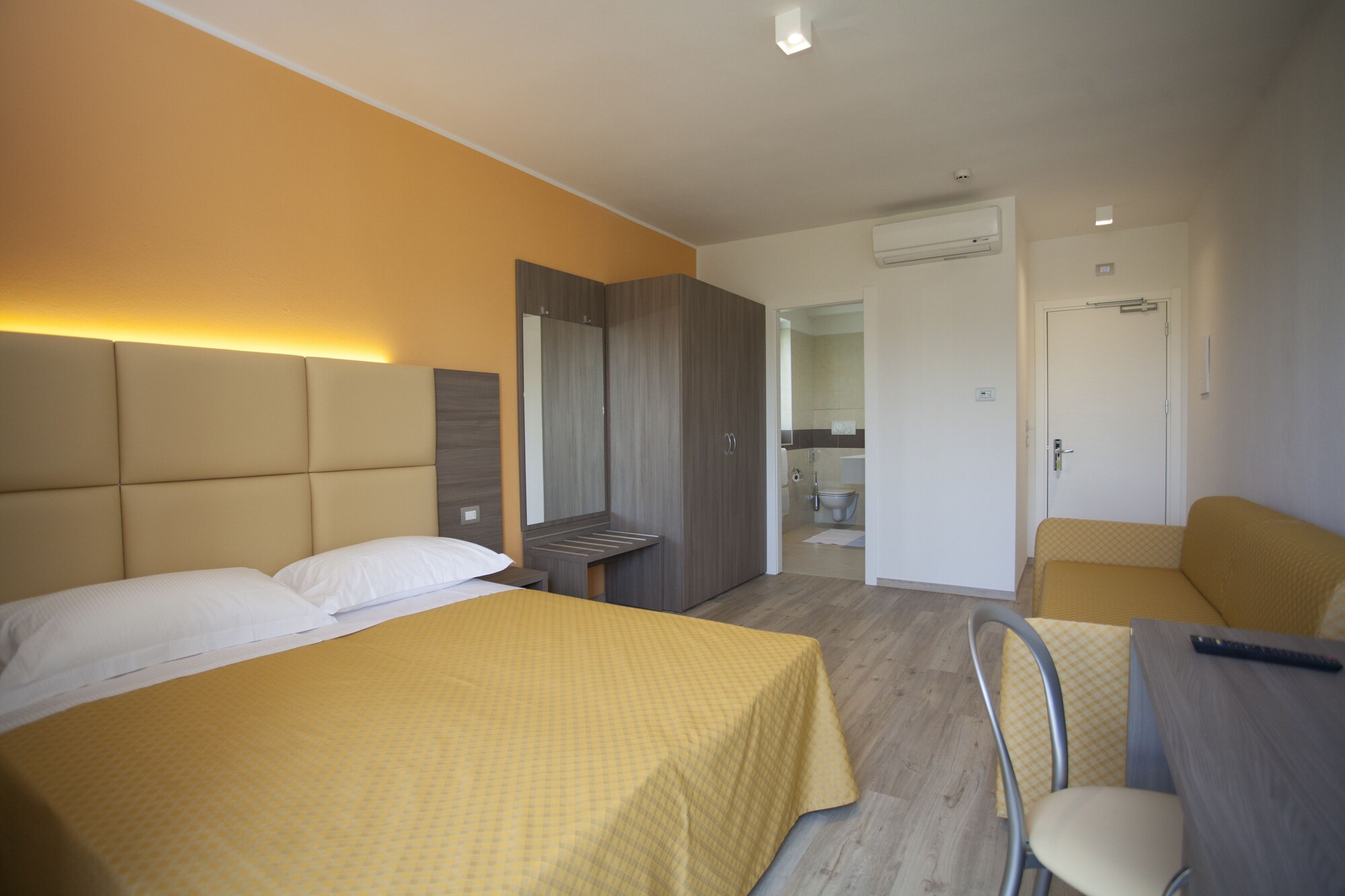 Room, Balcony