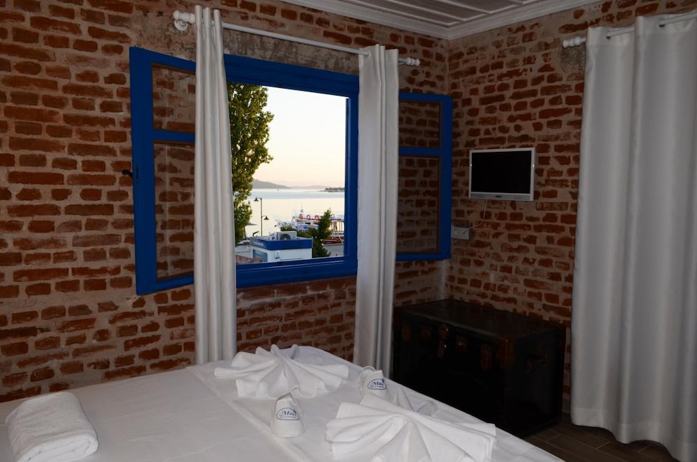Cunda Mavi Otel 12/28