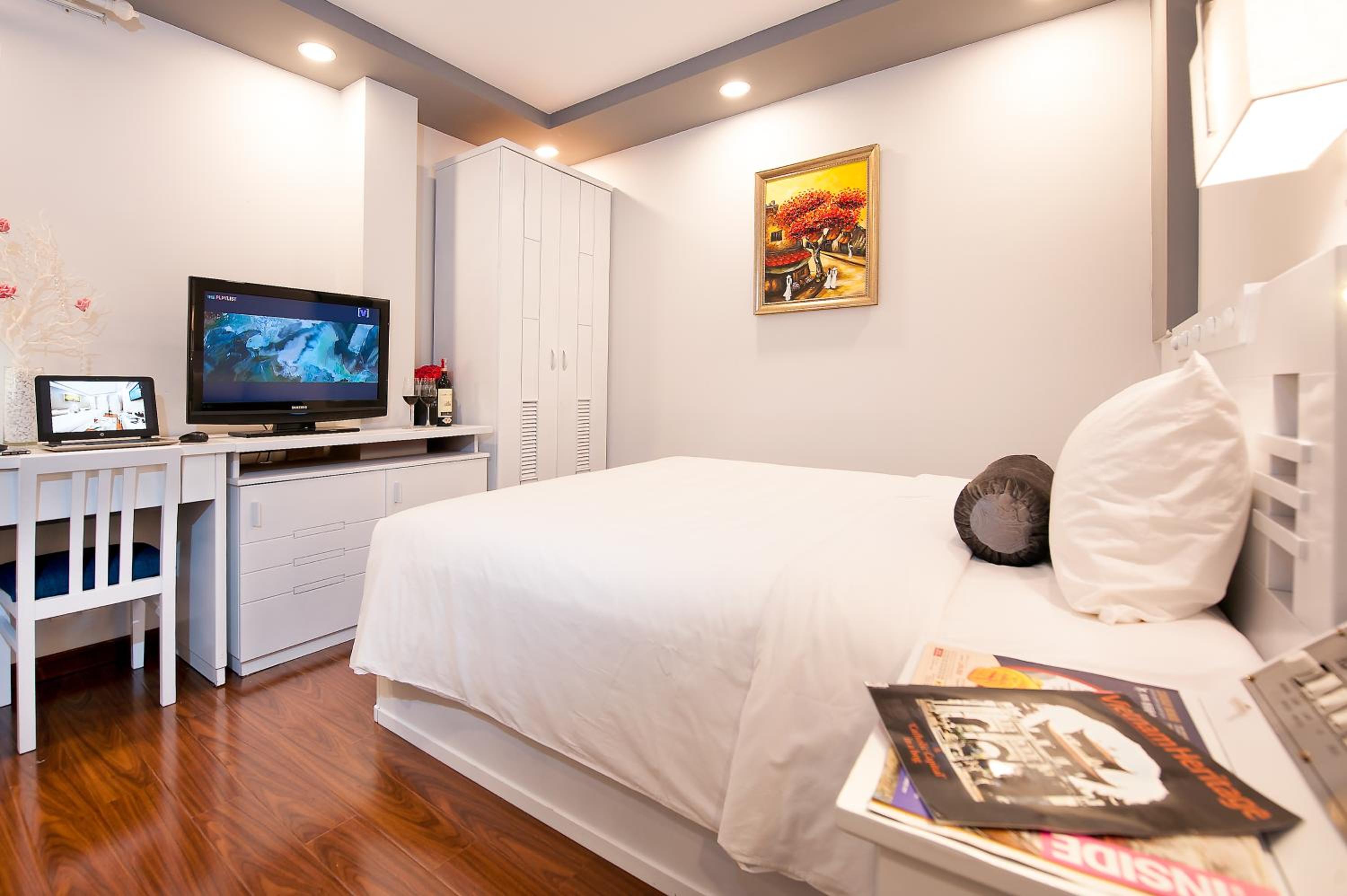 Deluxe, Queen Bed, No Window