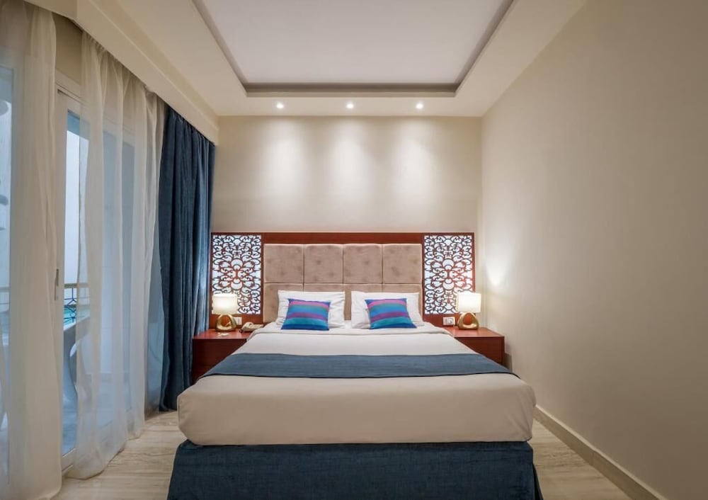 Room, Single, 3 Beds, Courtyard View, Balcony