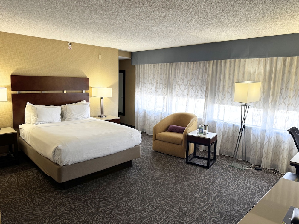 ROOM, QUEEN BED