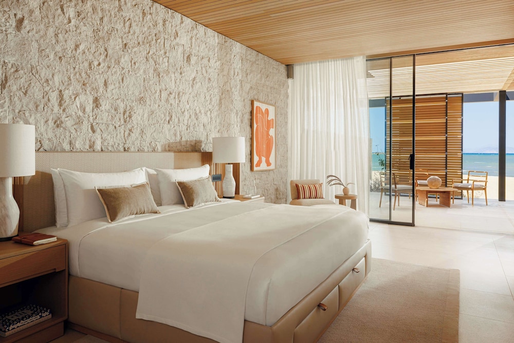 2 Bedrooms, Suite, 1 King and 2 Queen Beds, Beach Front, with Pool