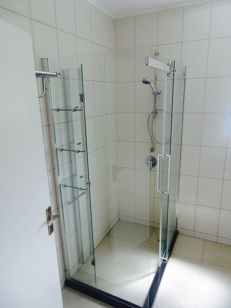 La Modestie Villa 50/50