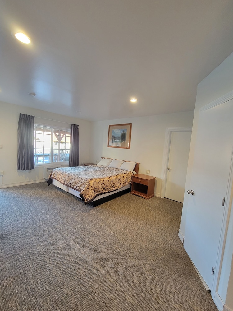 Townhouse Motel 37/57