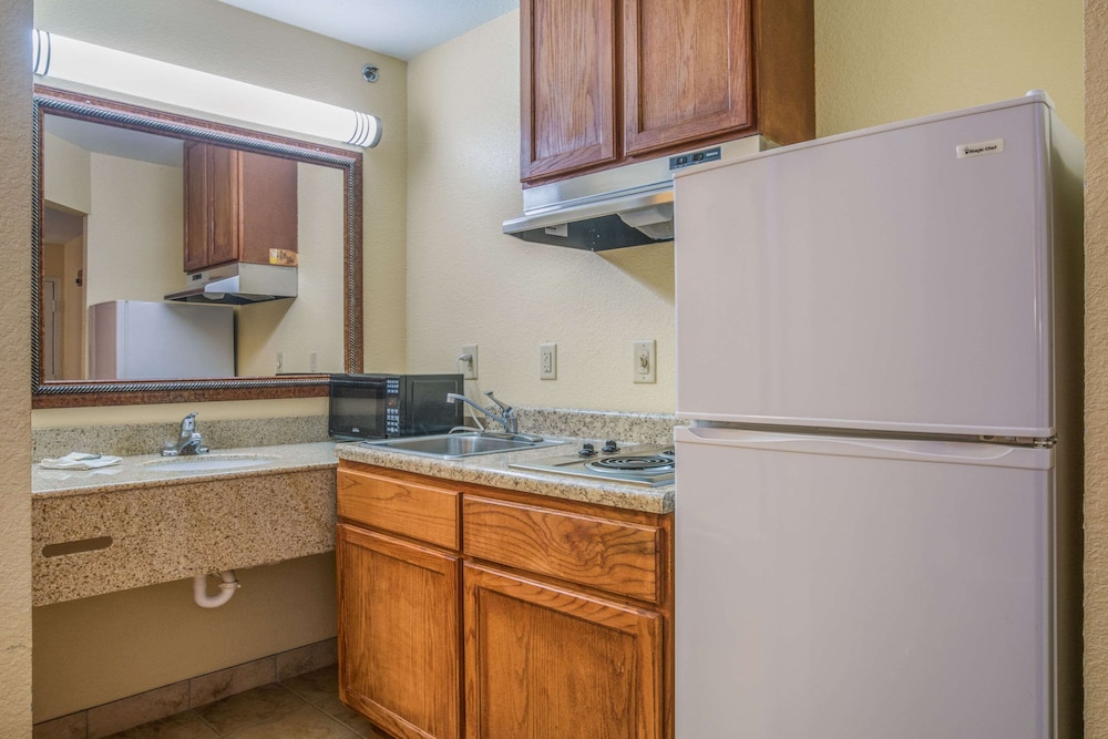 Rodeway Inn and Suites Macon 26/45