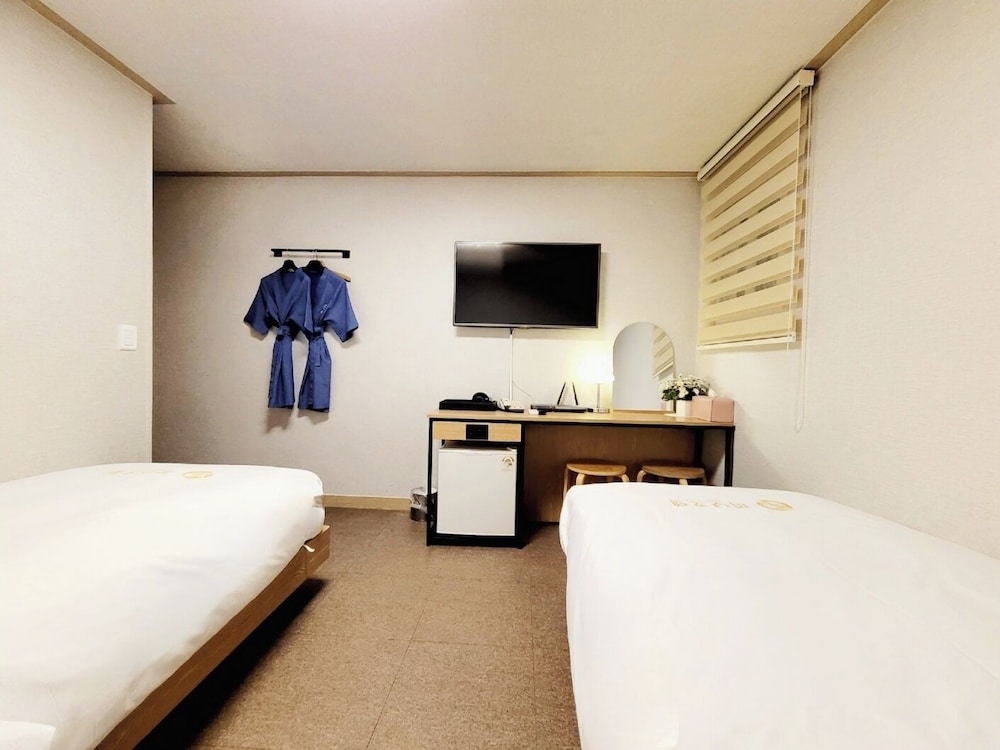 PEANUT HOTEL 35/61