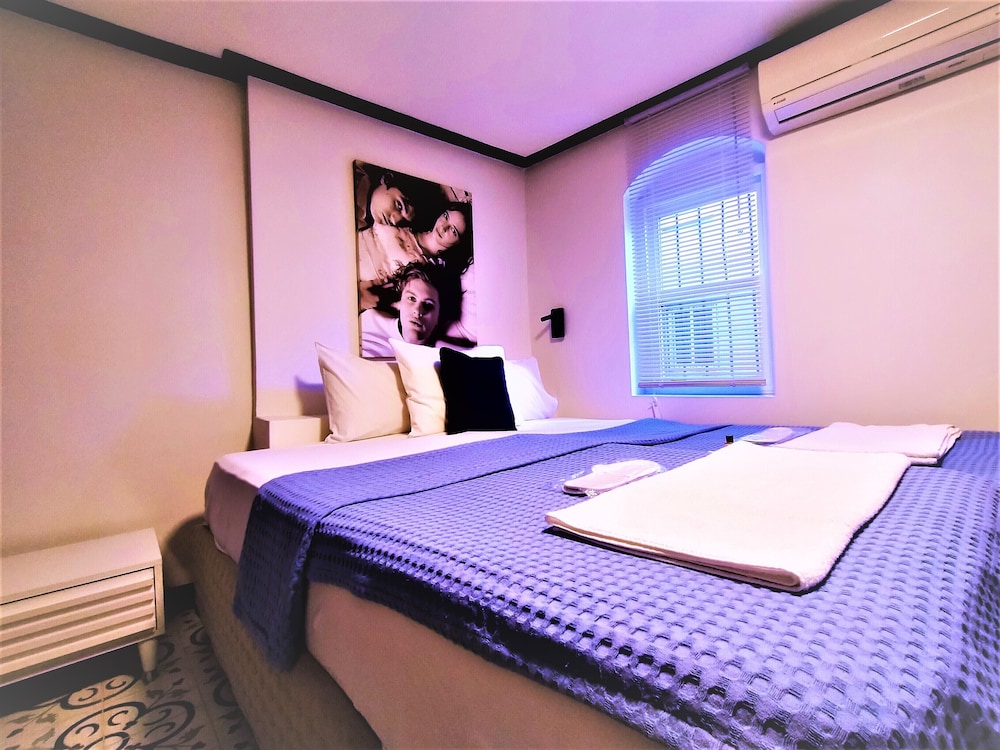 Dreamers B&B 37/50