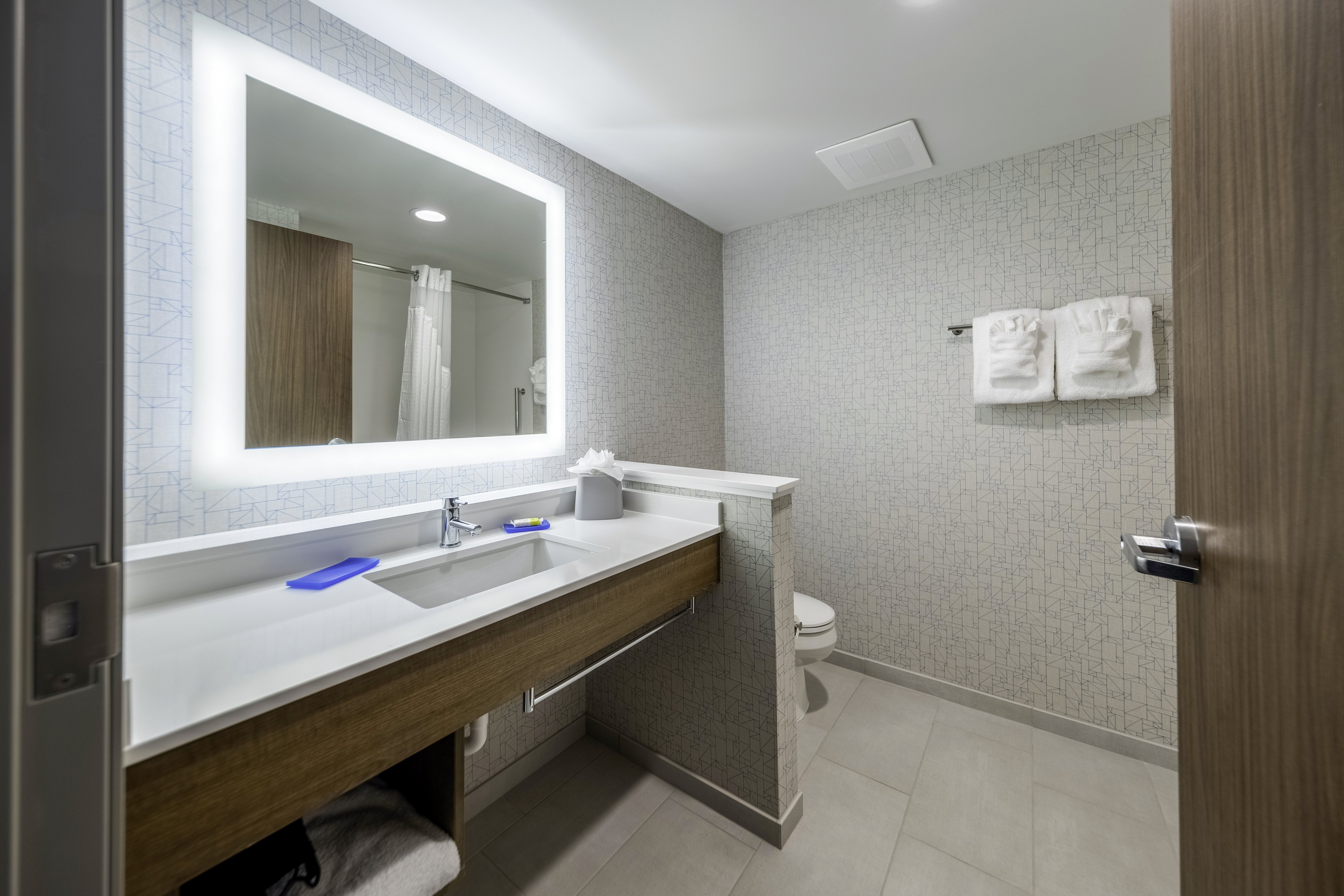 Holiday Inn Express Suites Staunton 75/75