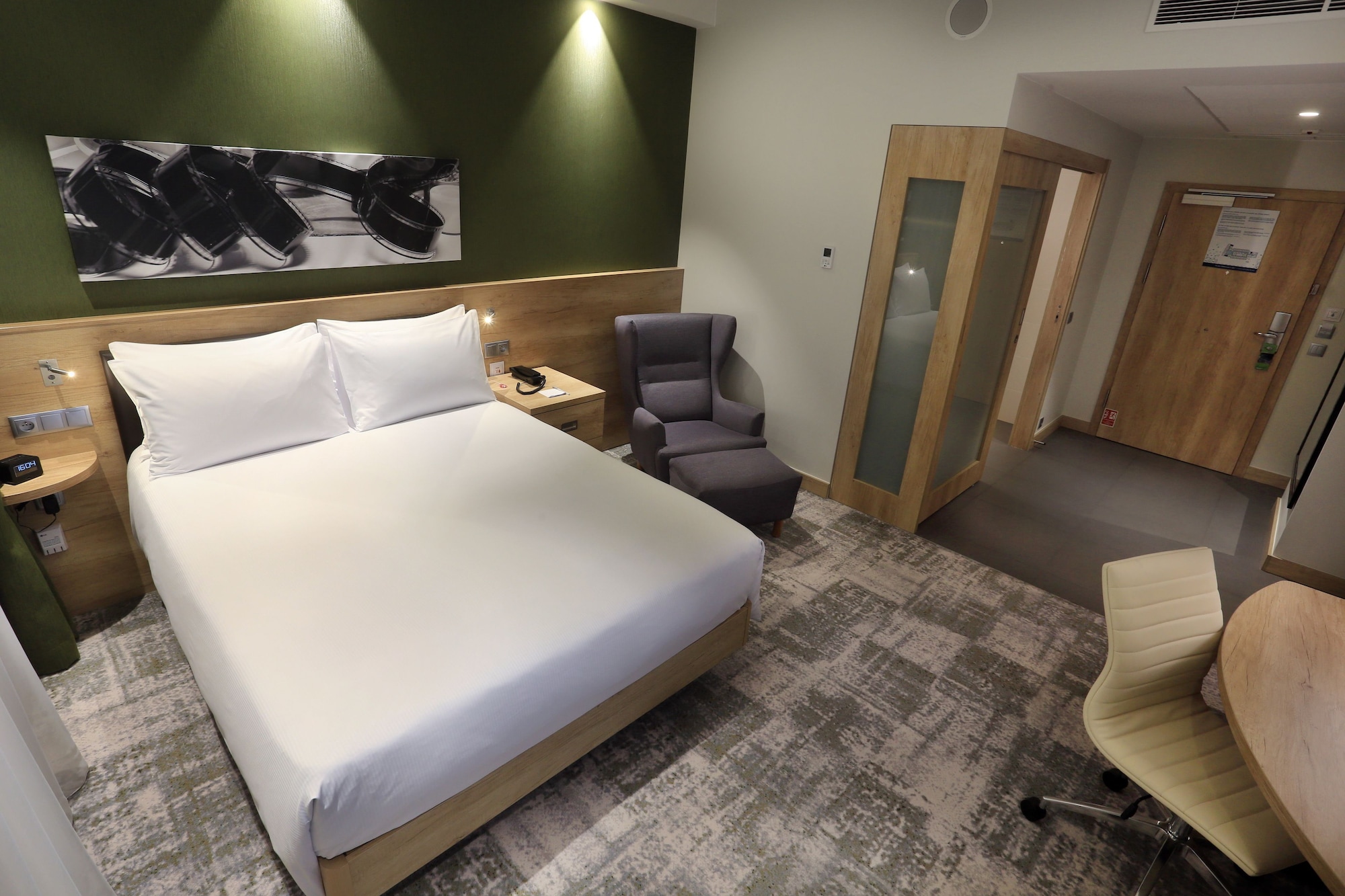 ROOM, QUEEN BED, ACCESSIBLE