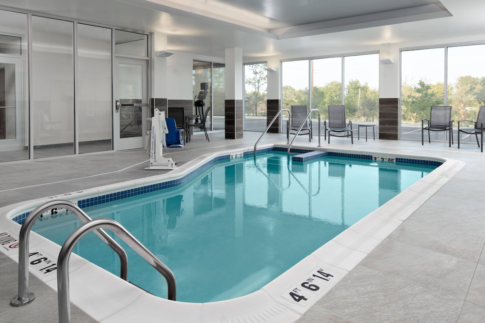 Fairfield Inn & Suites By Marriott Lake Geneva 1/36