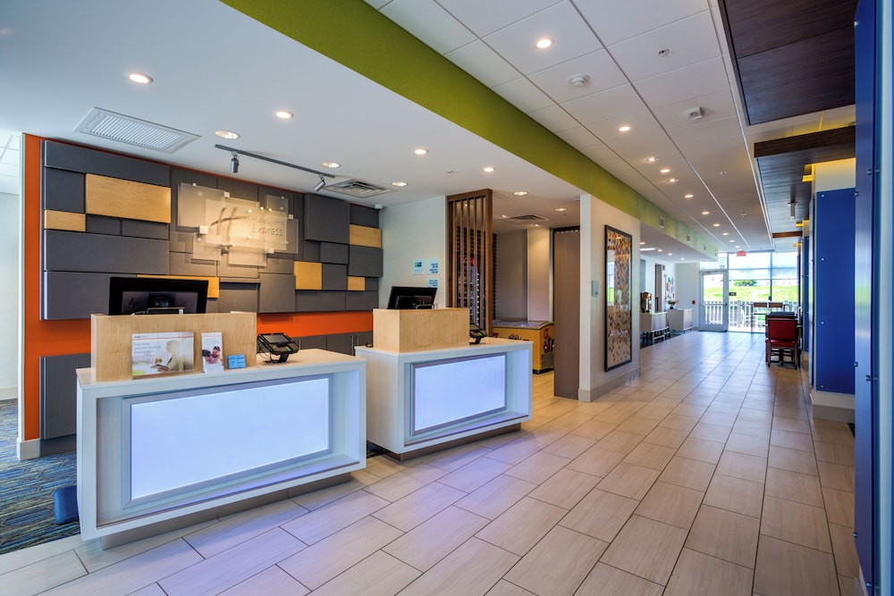 Holiday Inn Express Suites Reedsville State Coll Area 9/56