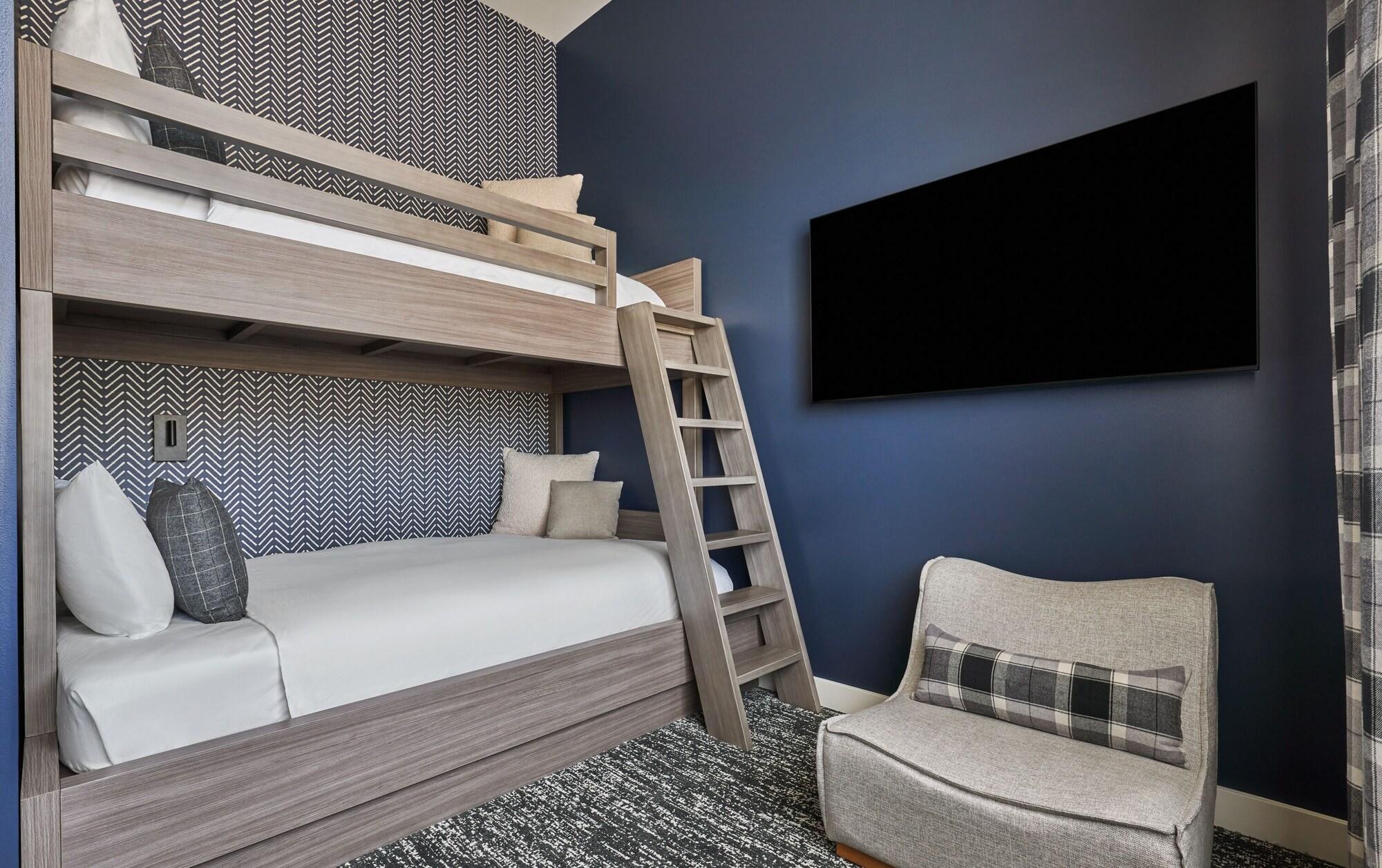 2 Bedrooms, Peak, Residence, King Bed, Bunk Beds