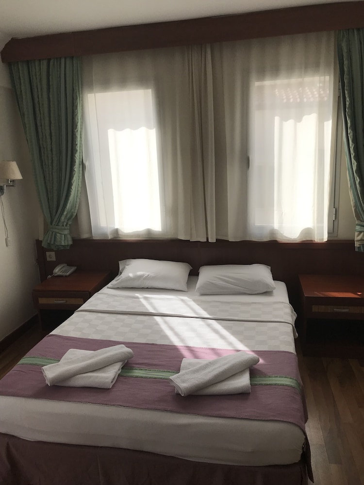 AEGEAN PARK HOTEL 12/40
