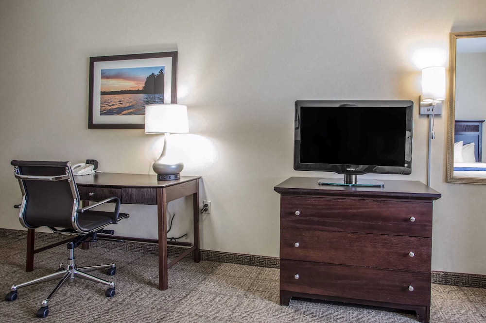 Comfort Suites Lake Geneva East 36/46