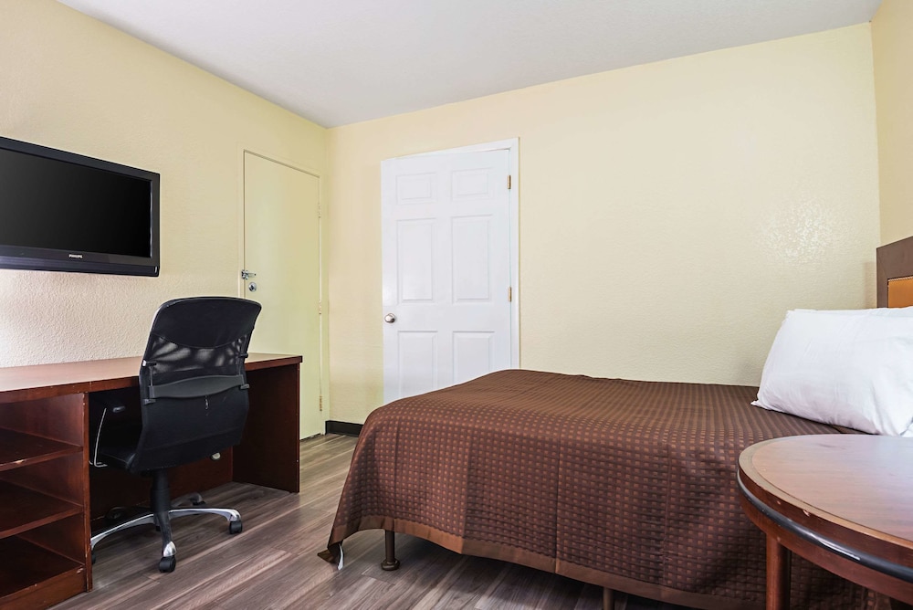 Rodeway Inn Kissimmee Maingate West 17/38