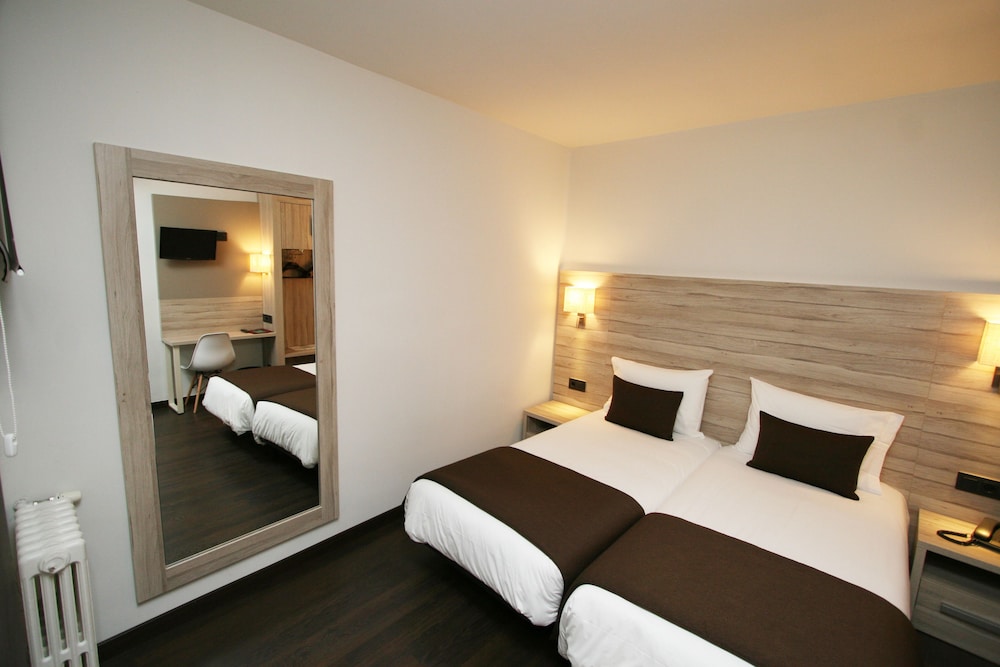 HOTEL PYRENEES 10/55