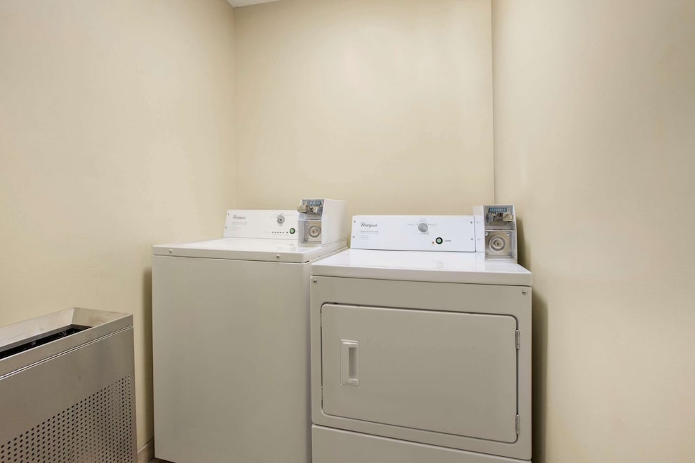 Rodeway Inn & Suites Grand Rapids Southeast 10/39