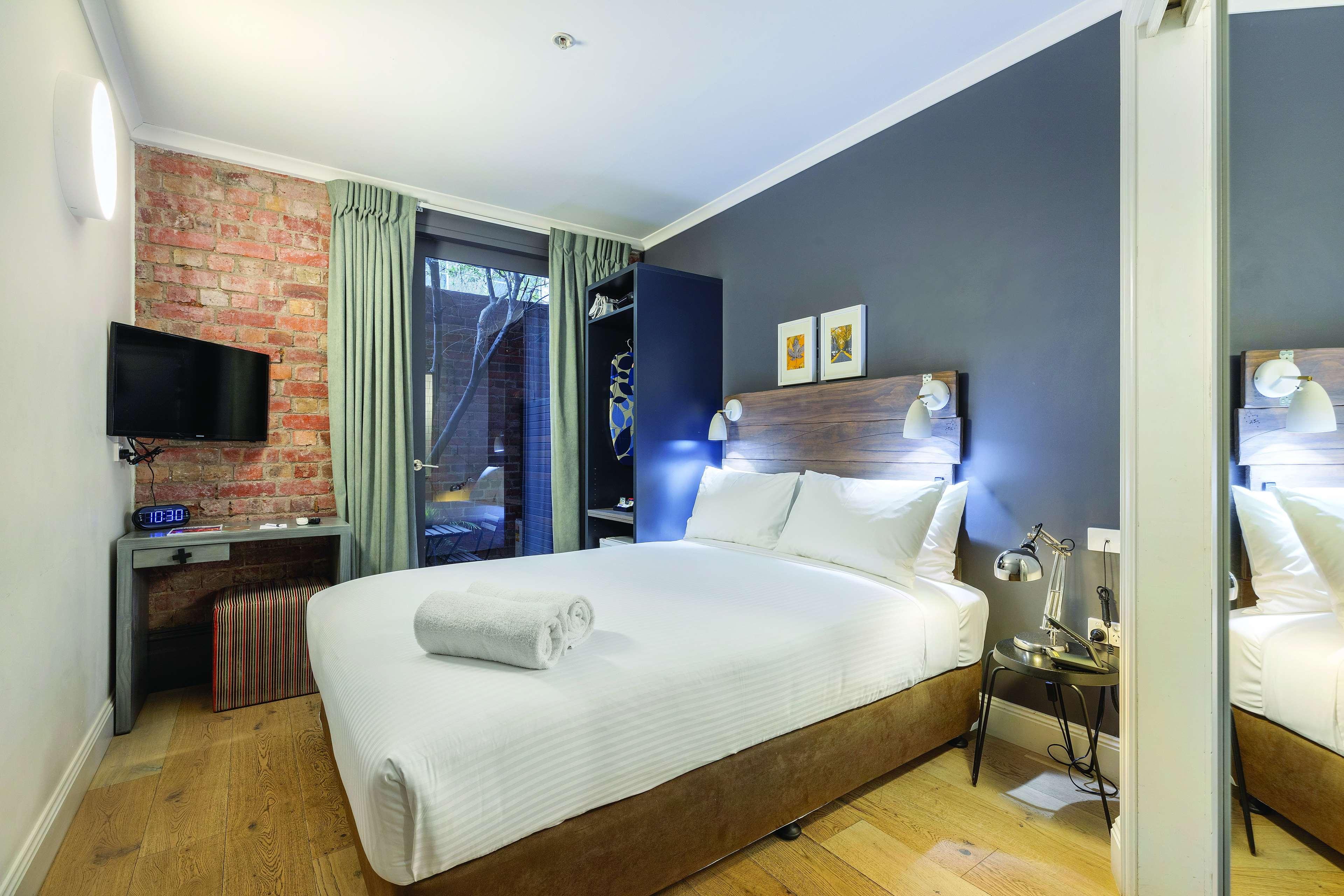 Courtyard, Queen Bed