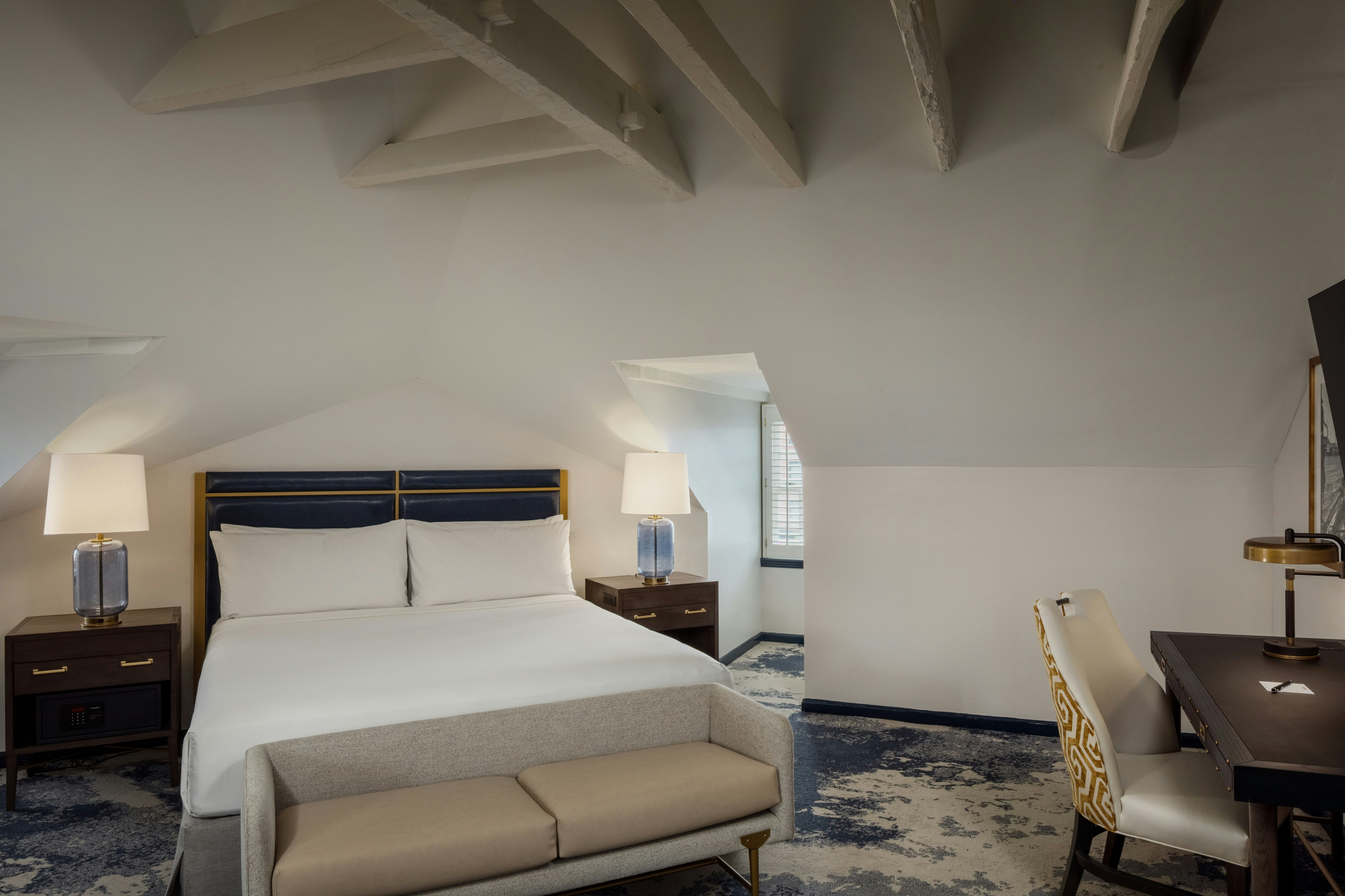 DELUXE, KING BED