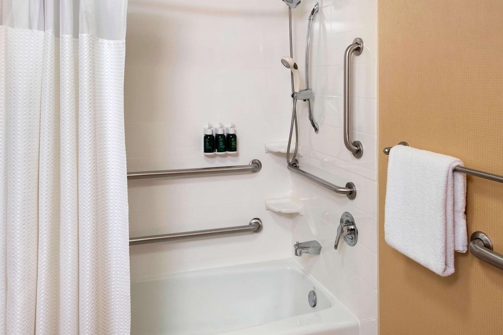 Comfort Inn and Suites Arlington Heights Wilke Rd 16/69