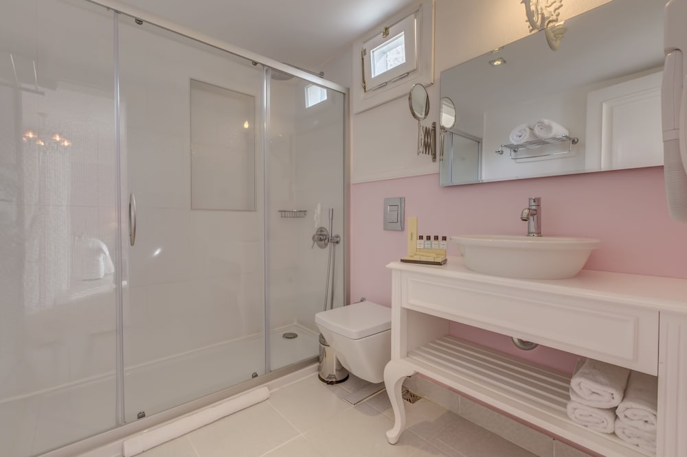 ERENDIRA HOTEL 25/75