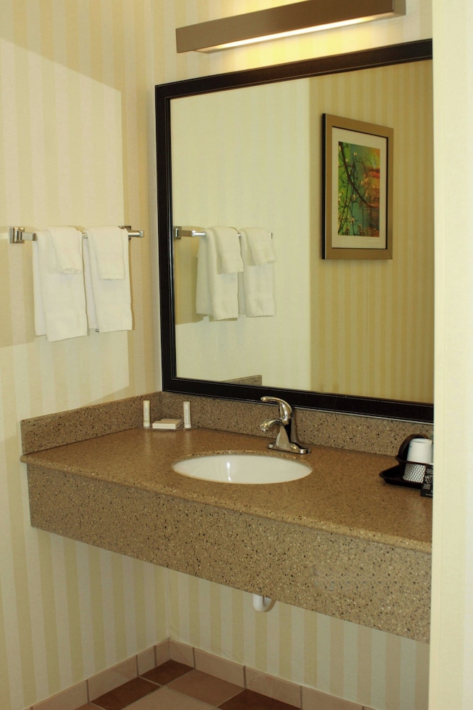 Fairfield Inn Suites Fairmont 18/19