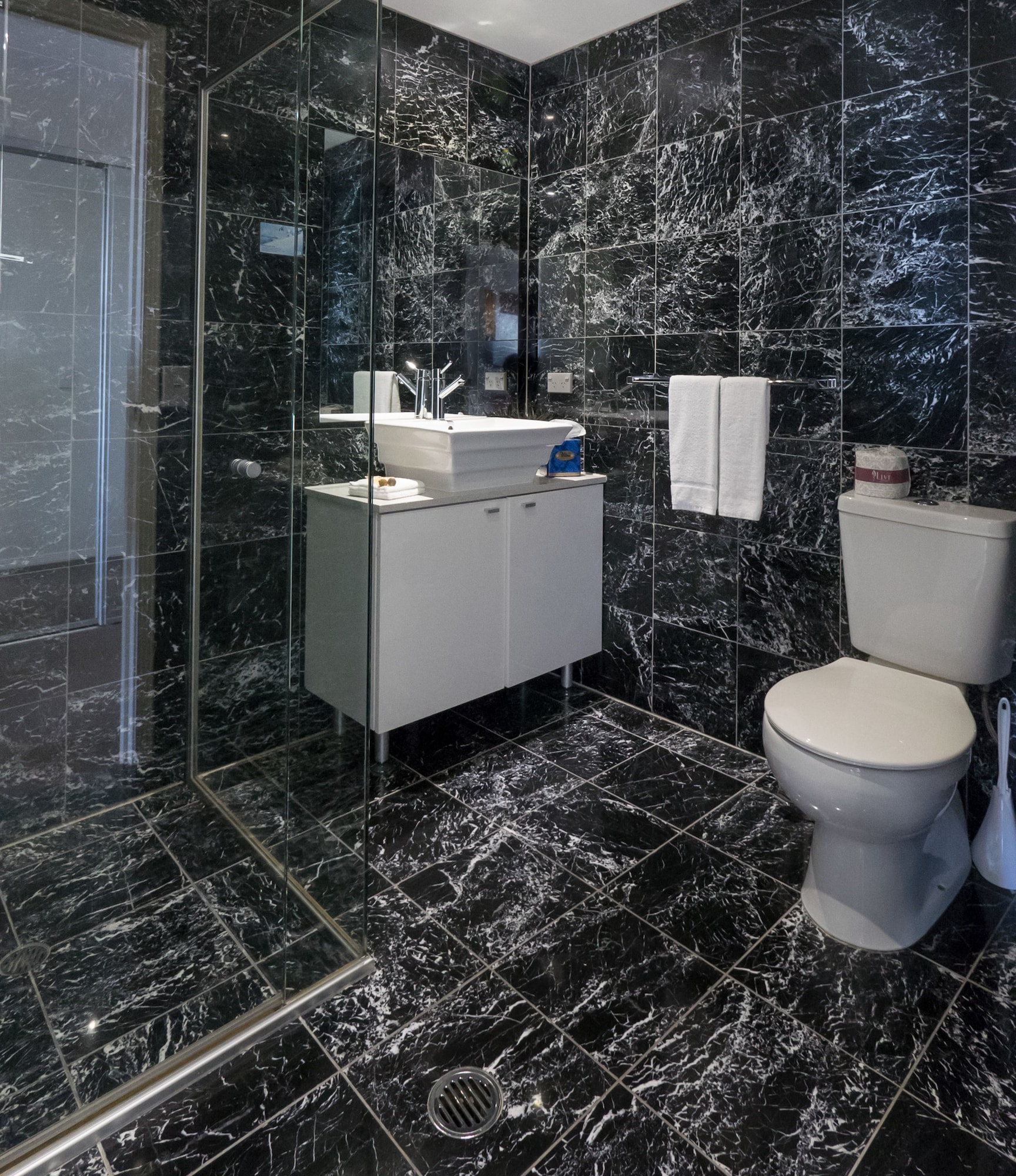 غرفة بريميوم بسرير كينج وسرير كوين، THE CHERMSIDE APARTMENTS 6/6
