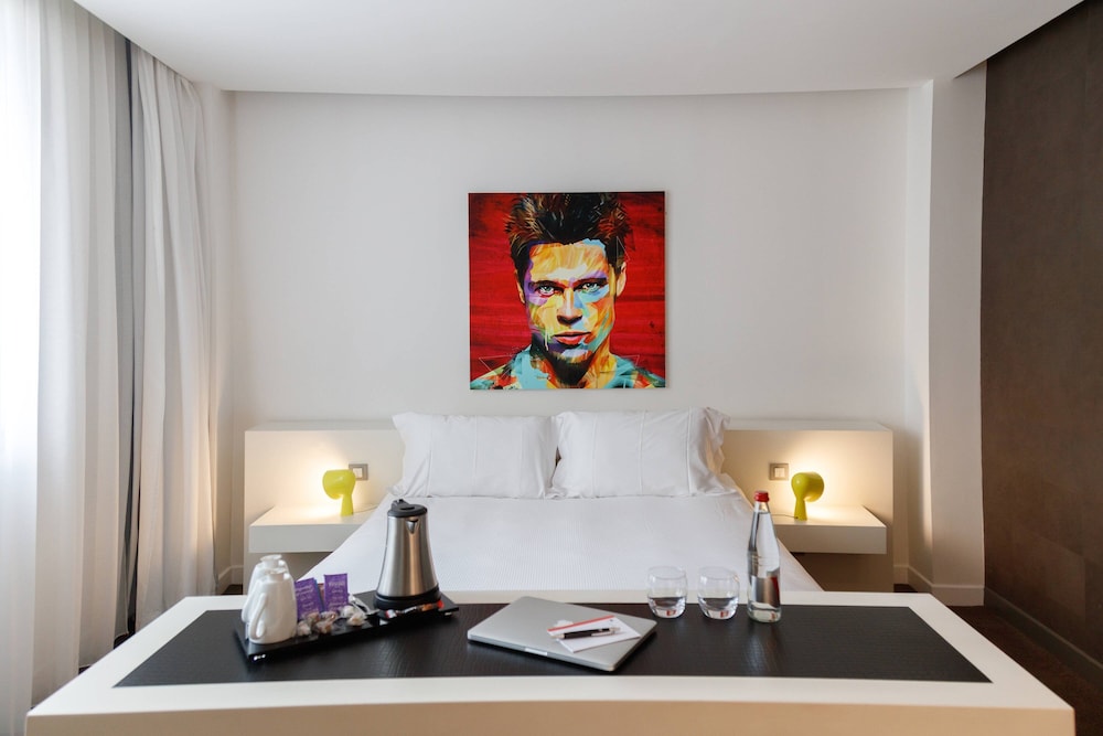 Hotel de Bourgtheroulde, Autograph Collection 30/38
