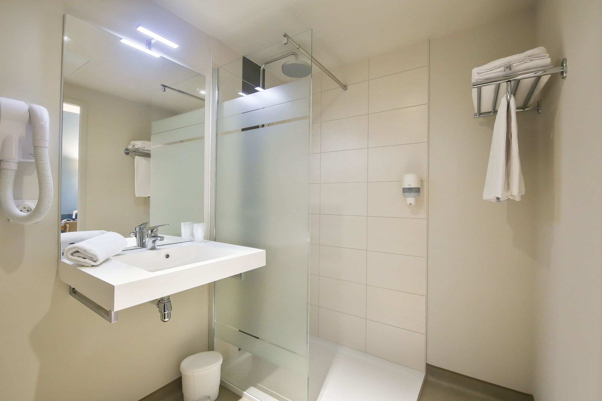 غرفة رباعية بسرير مزدوج وسريرين منفصلين، Hotel Vent d'Eden Park 2/3