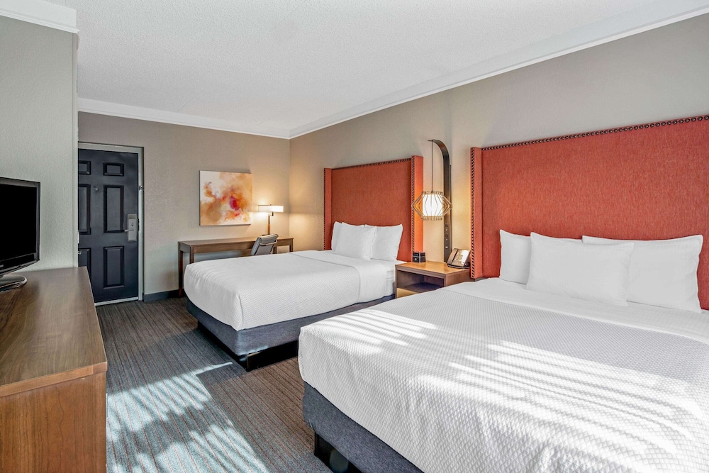 La Quinta Inn & Suites by Wyndham San Francisco Airport N 5/23