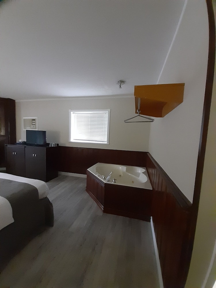 Algonquin Lakeside Inn 23/50