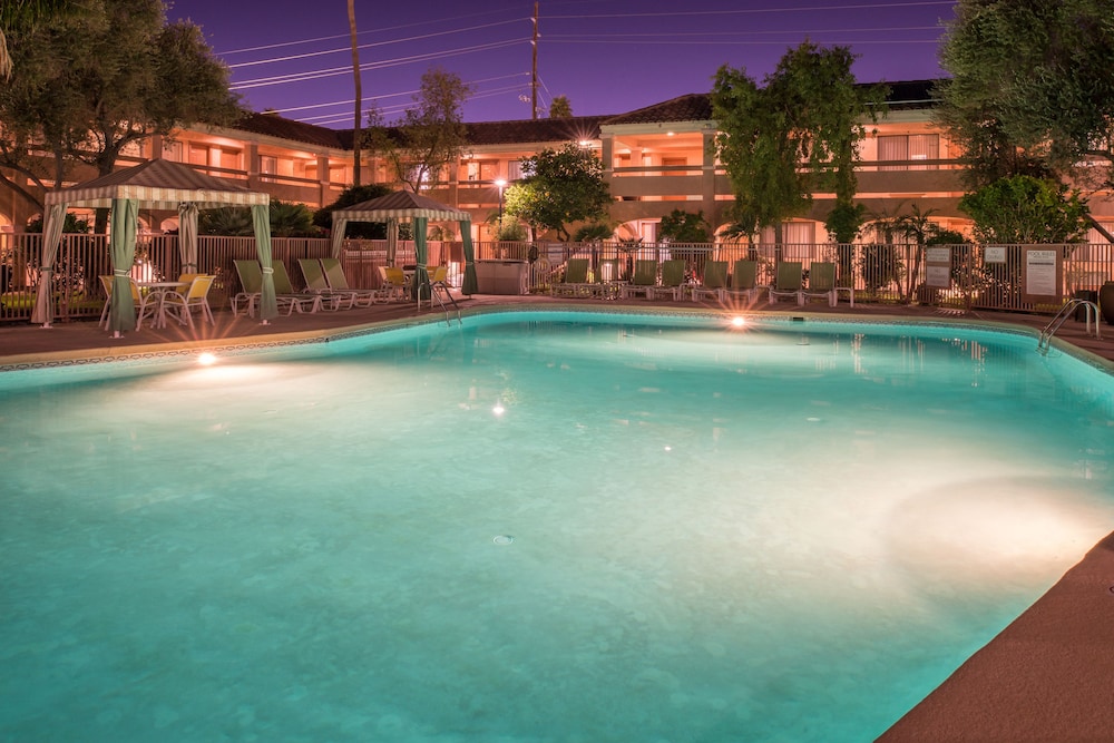 La Fuente Inn Suites 3/65