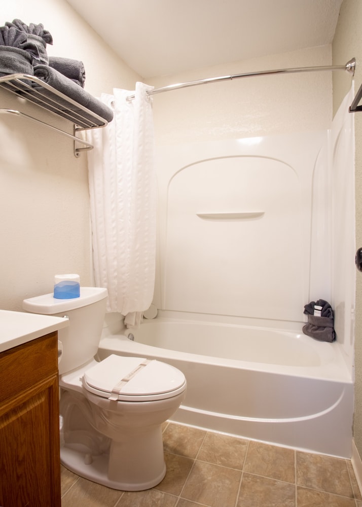 Pioneer Motel 39/43