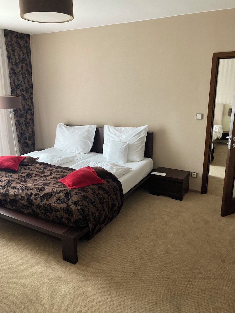 Golden Fish Hotel Apartments 7/31