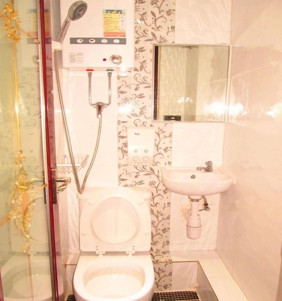Pay-Less Guest House 48/50