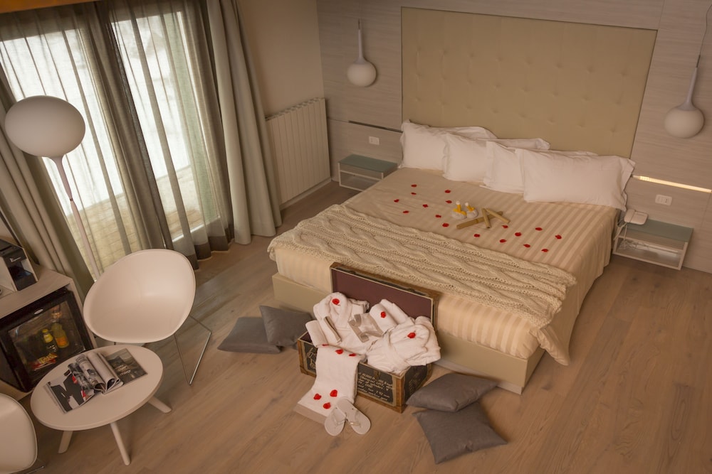 White Angel Hotel 48/48