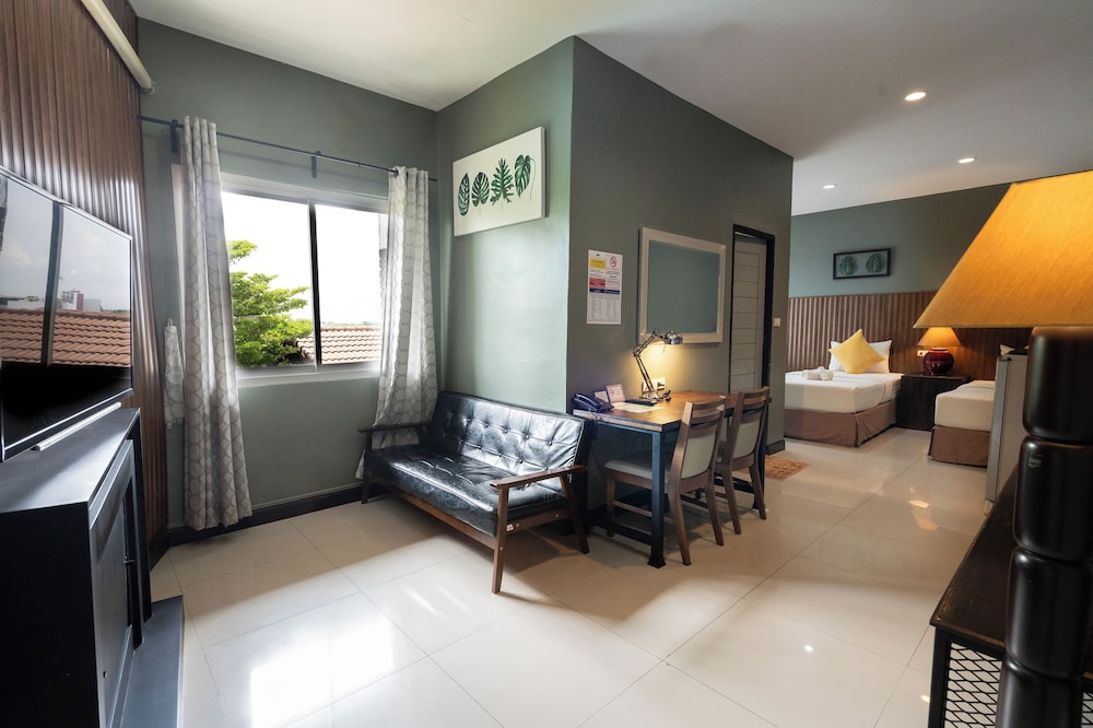 The Palm Hotel 26/50