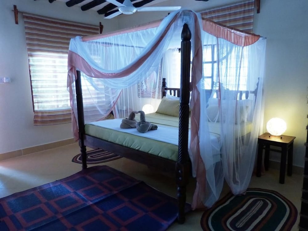Makuti Beach Bungalows 20/65