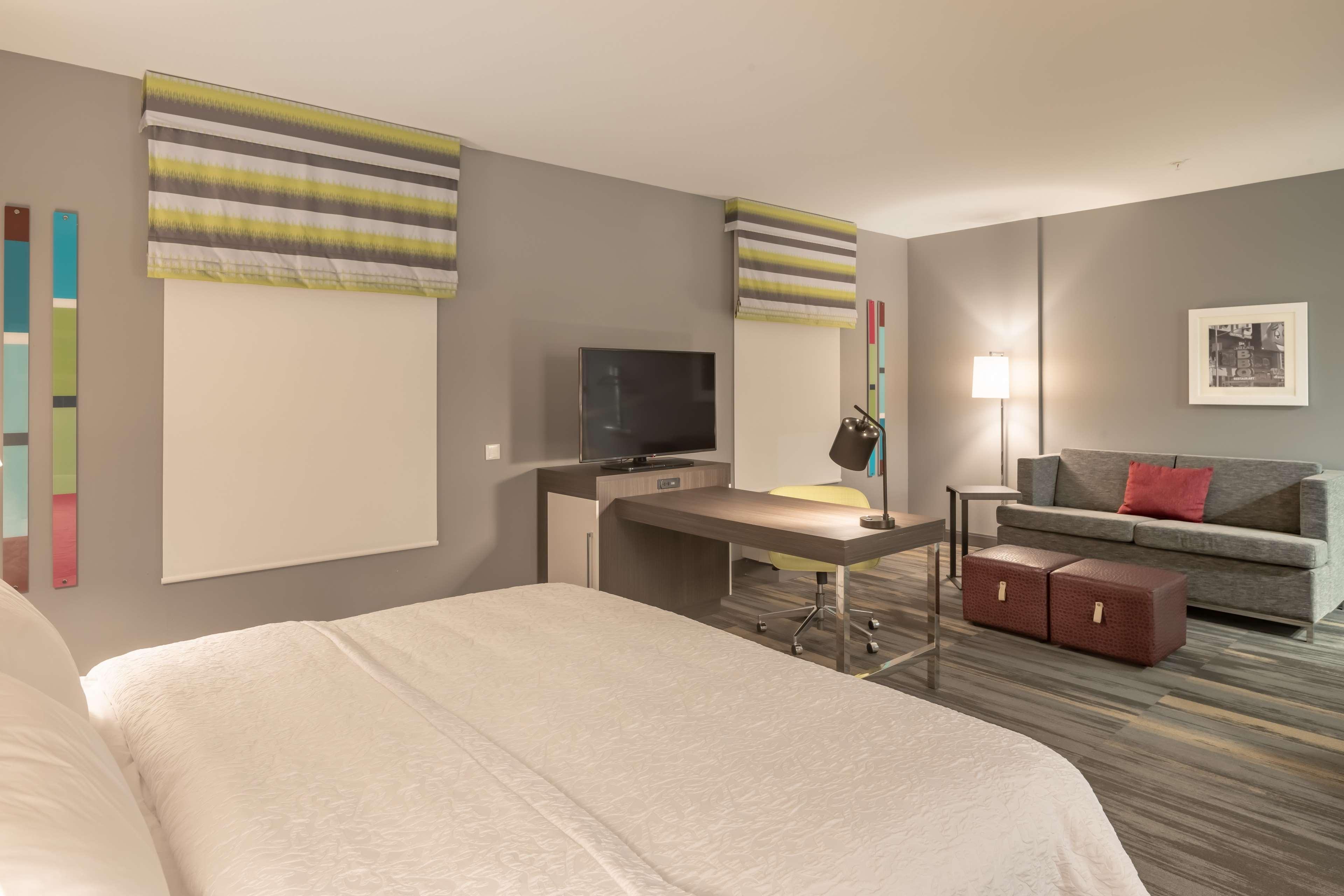 STUDIO, SUITE, KING BED