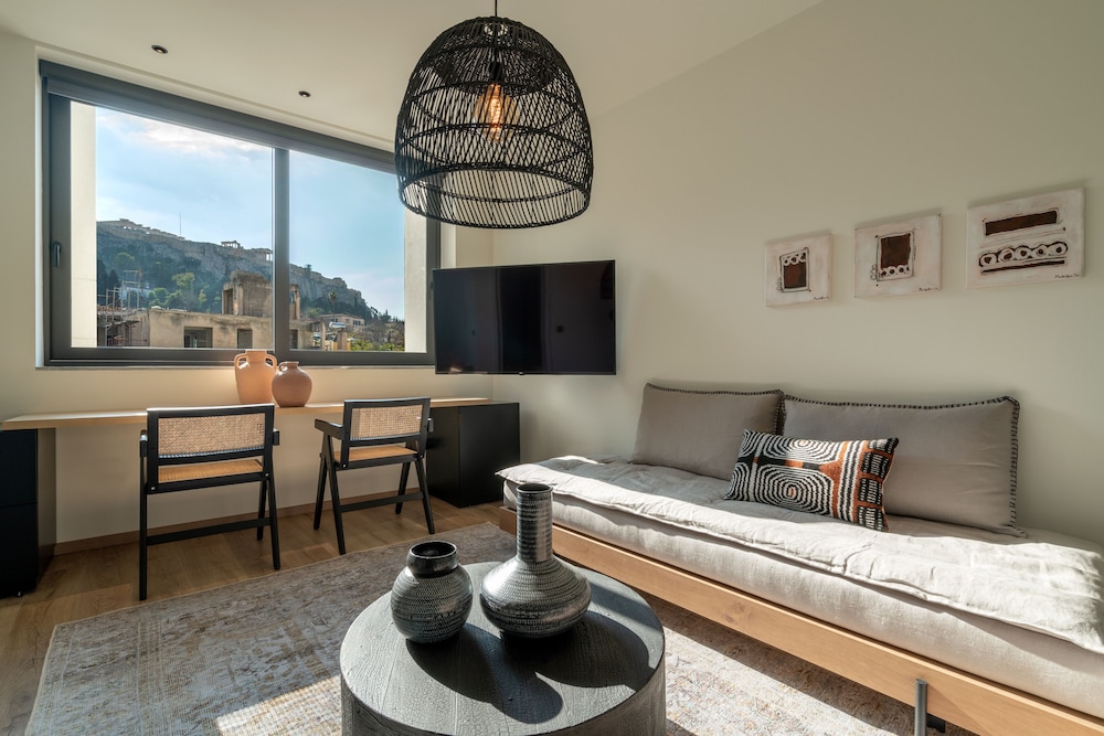 Woo Suites 46/62