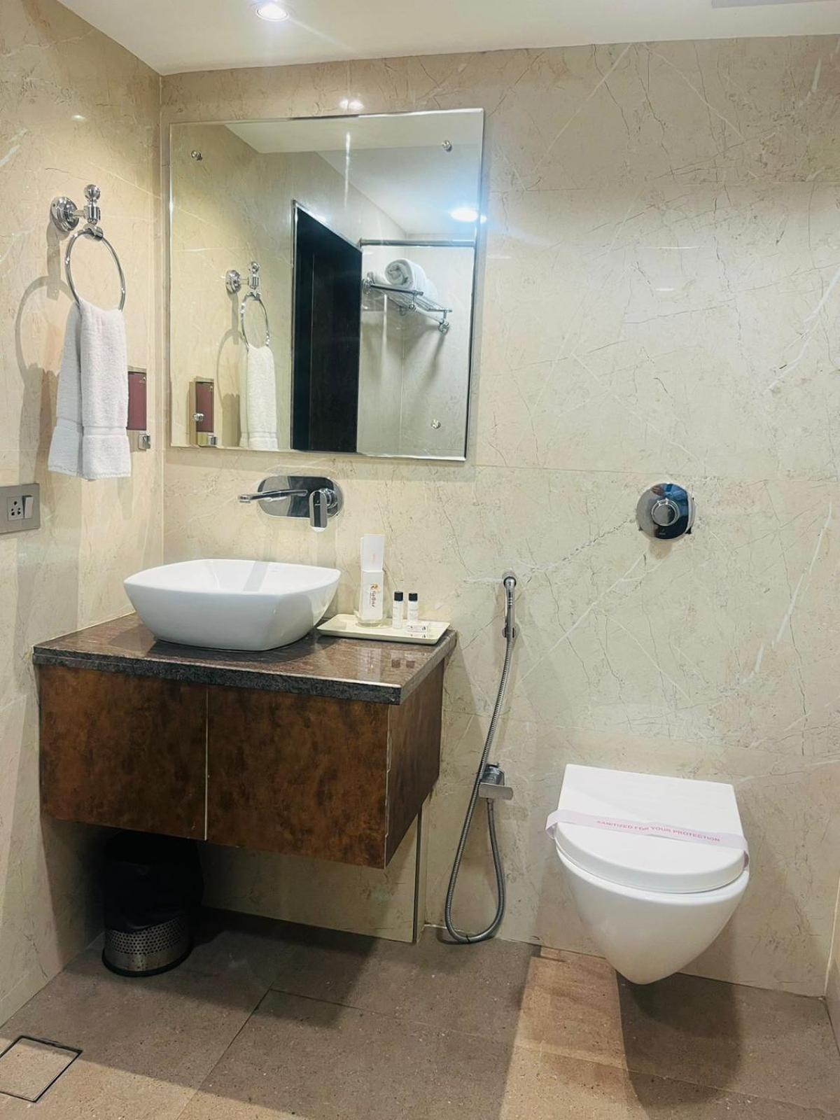 Oyo Premium Paltan Bazar 47/49