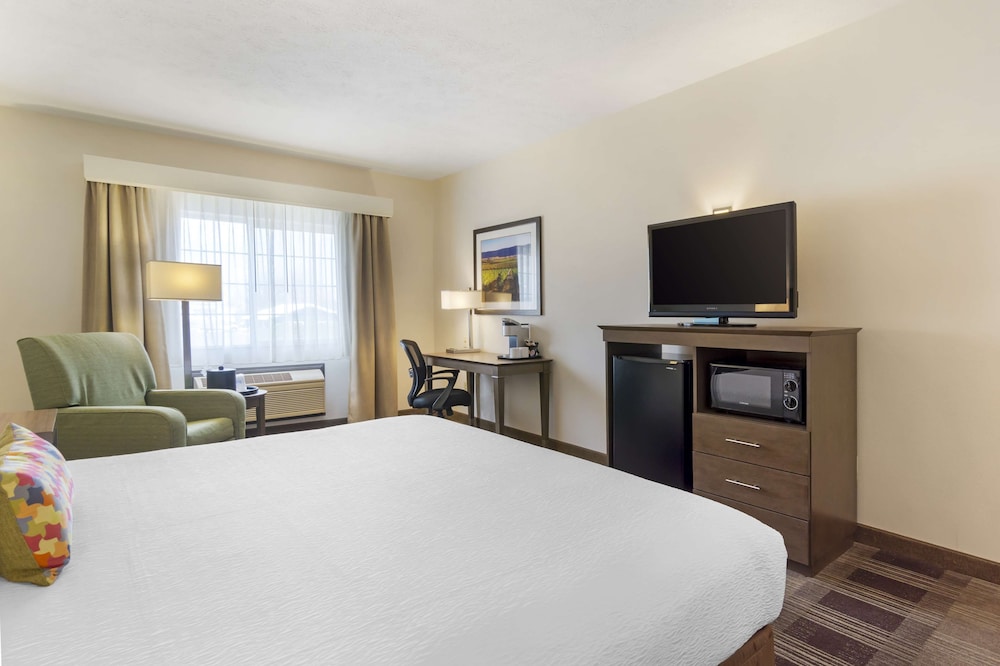 غرفة قياسية بسرير كينج لذوي الإعاقة، Best Western Plus The Inn At Horse Heaven 2/4