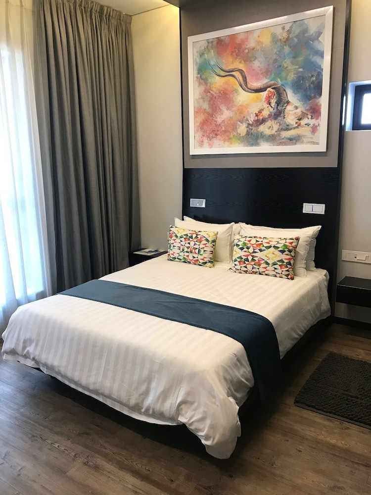 PREMIUM, KING BED, CITY VIEW
