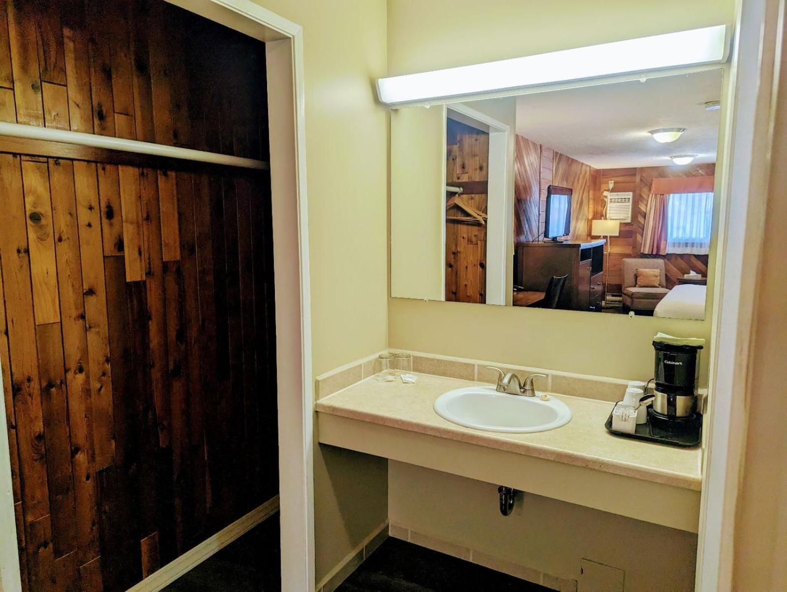 Alpine Inn & Suites 41/50