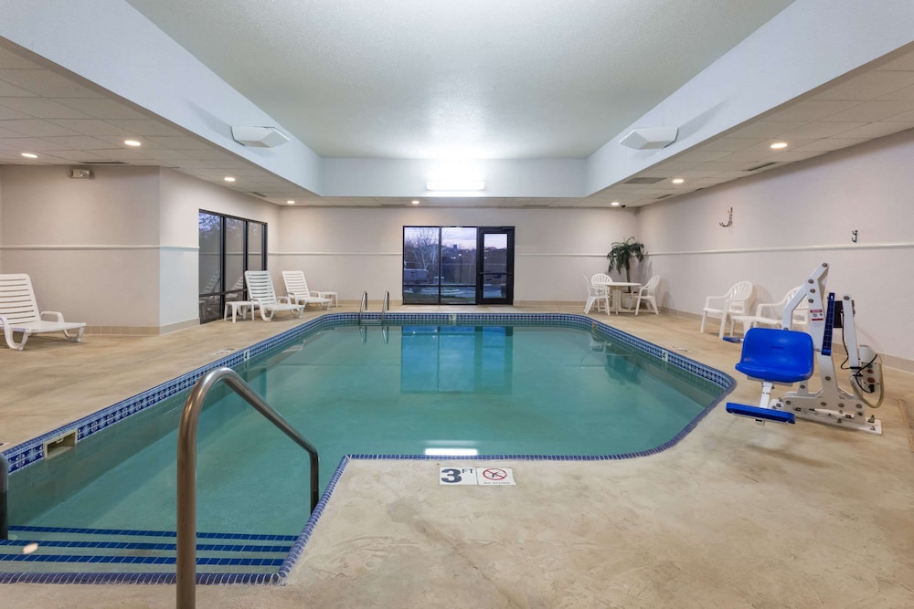 Super 8 By Wyndham Germantown/Milwaukee 8/41