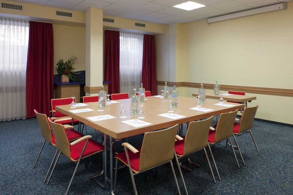 HOLIDAY INN EXPRESS FRANKFURT AIRPORT 40/58