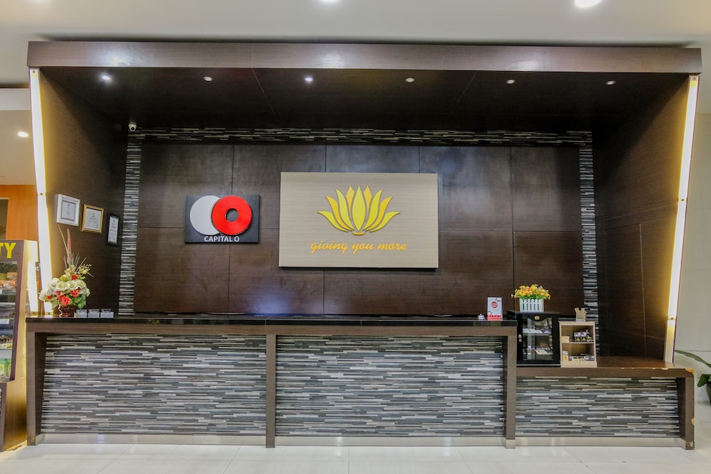 SUPER OYO Townhouse OAK Series Style Hotel Jember 2/21