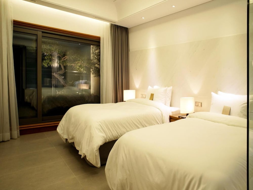 Pine Grove Hotel 27/57